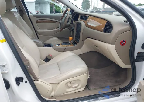 2003 Jaguar S-Type 4.2L V8 z USA, uszkodzony, nr VIN SAJEA01U03HM59461